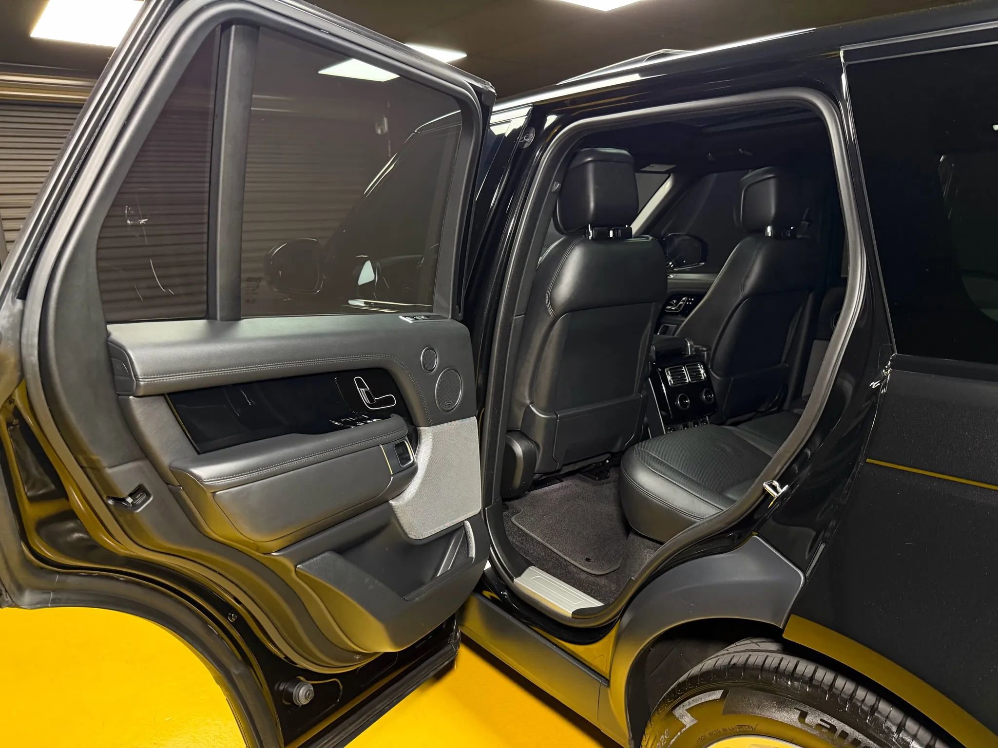 Used 2020 Land Rover Range Rover HSE image 21