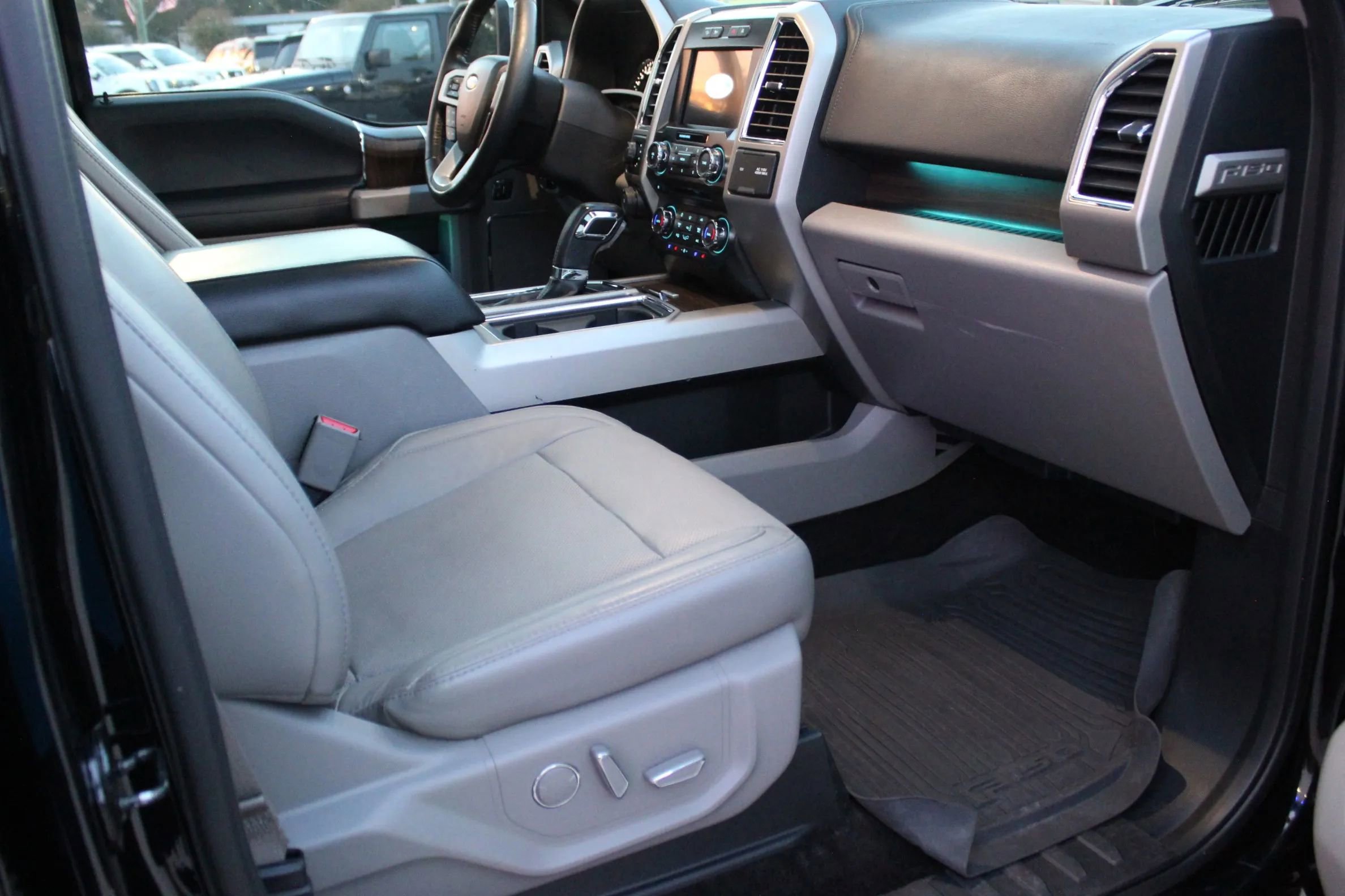 Used 2017 Ford F150 Lariat image 29