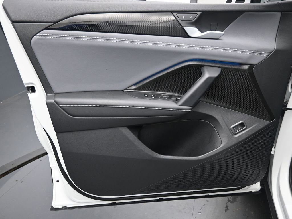 Used 2025 Volkswagen Tiguan SE image 19