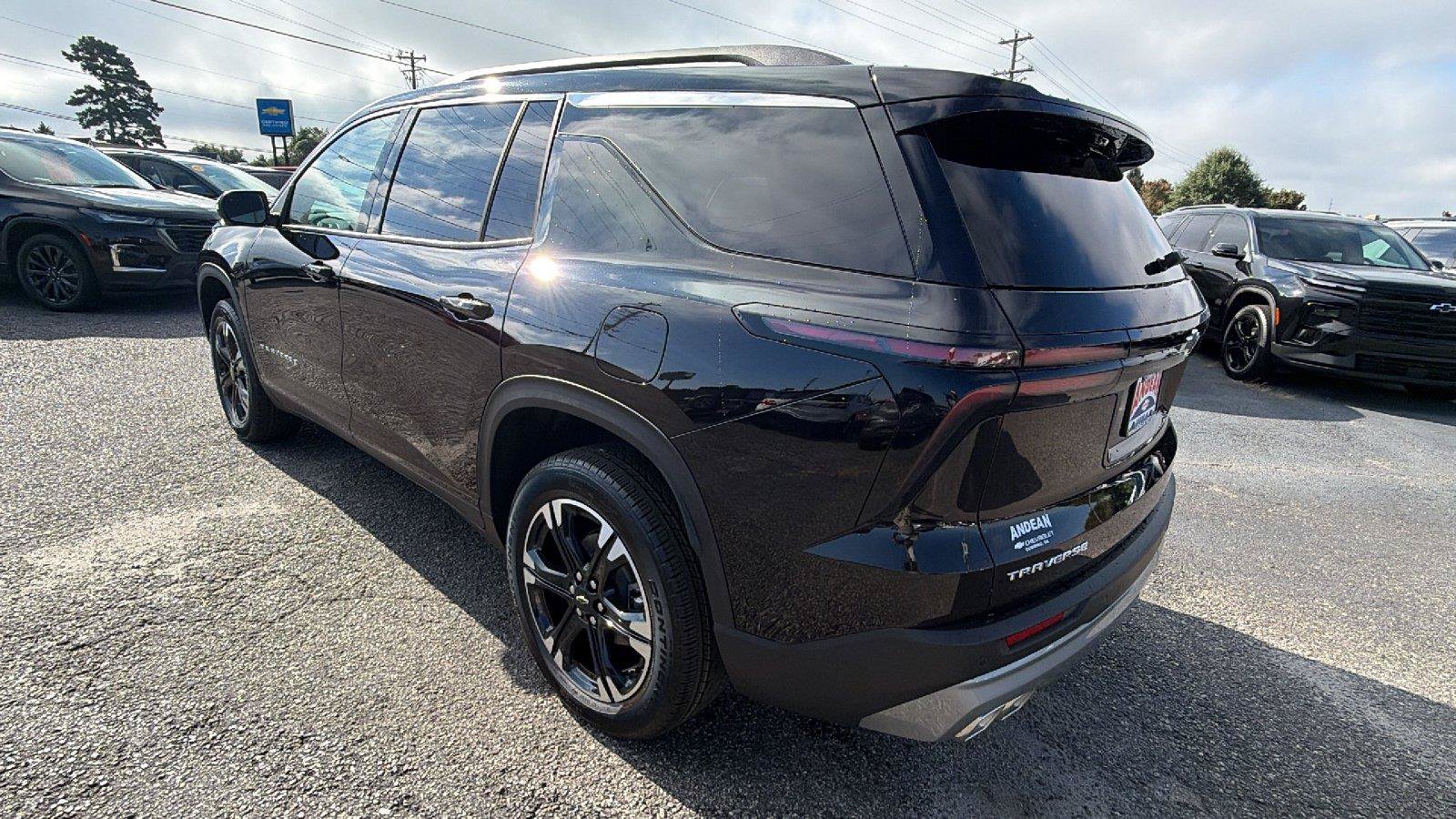 New 2027 Chevrolet Traverse LT w/ Sun and Wheel Package FWD image 11