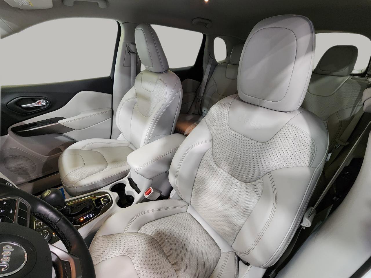 Used 2019 Jeep Cherokee Limited AWD/4WD image 13