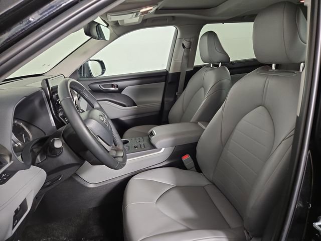 Used 2025 Toyota Highlander XLE AWD/4WD image 14