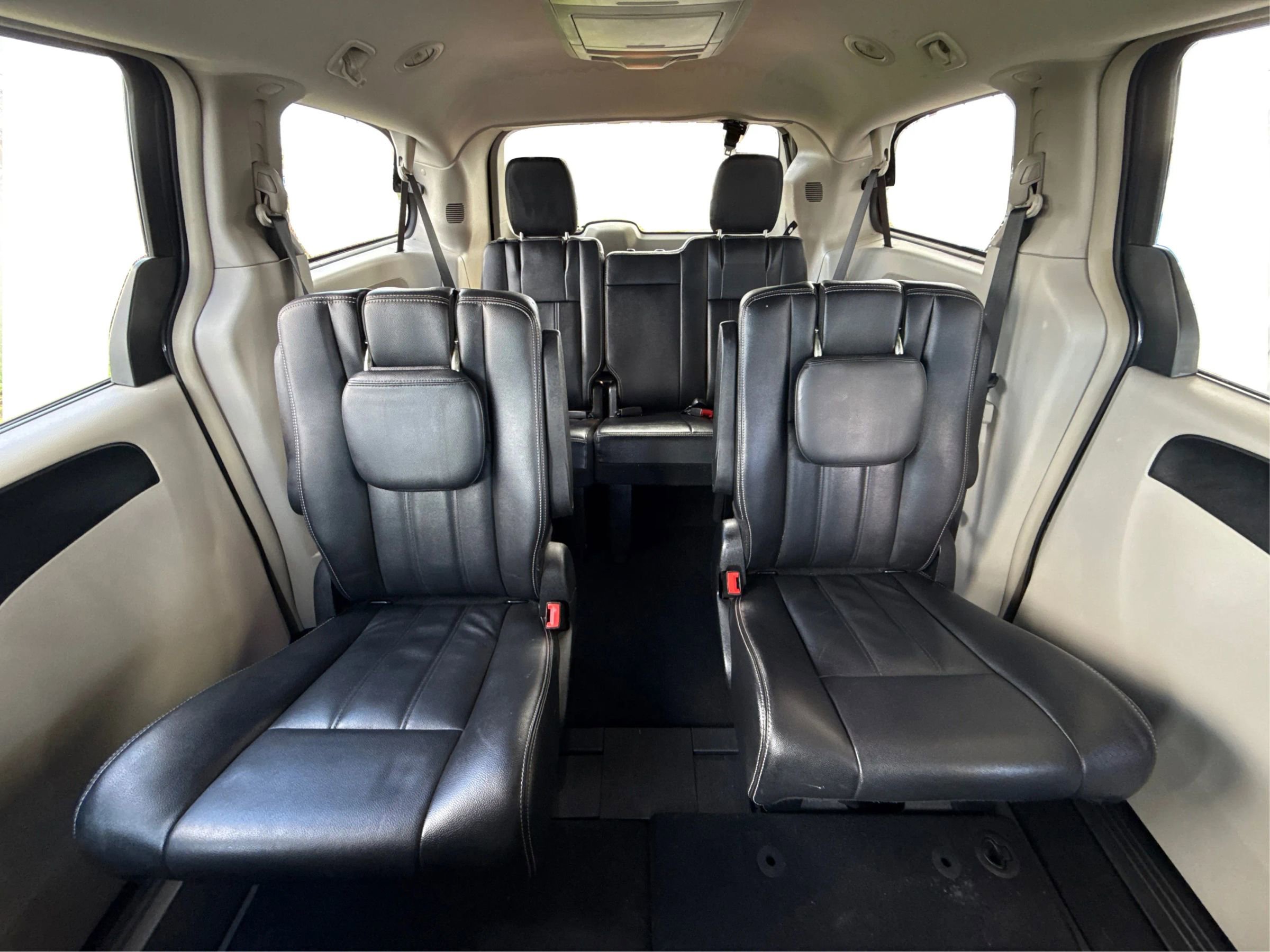 Used 2014 Chrysler Town & Country Touring image 16