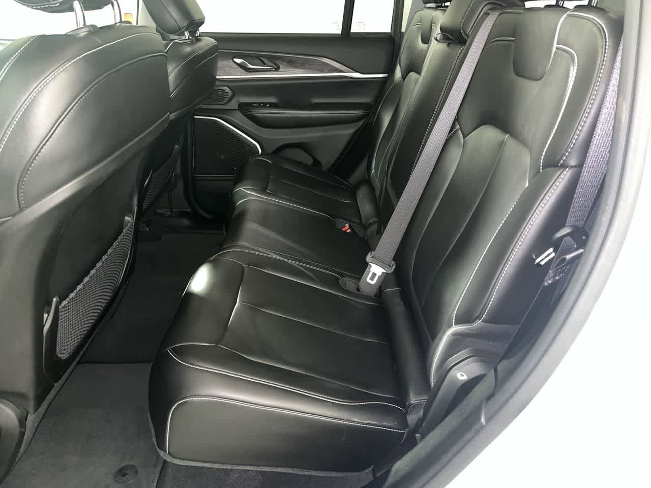 Used 2023 Jeep Grand Cherokee Limited w/ Black Appearance Package AWD/4WD image 28