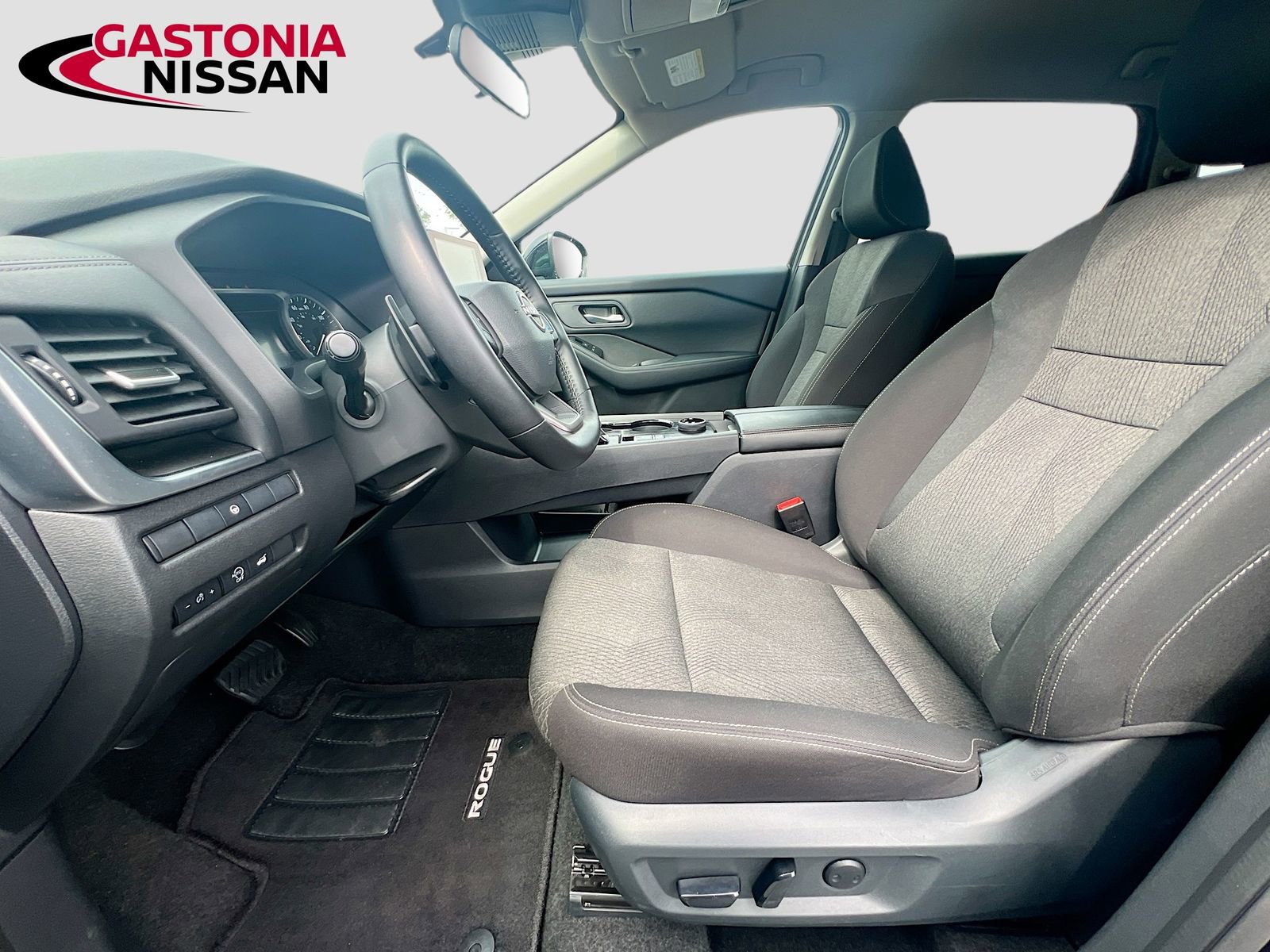 Used 2025 Nissan Rogue SV AWD/4WD image 26