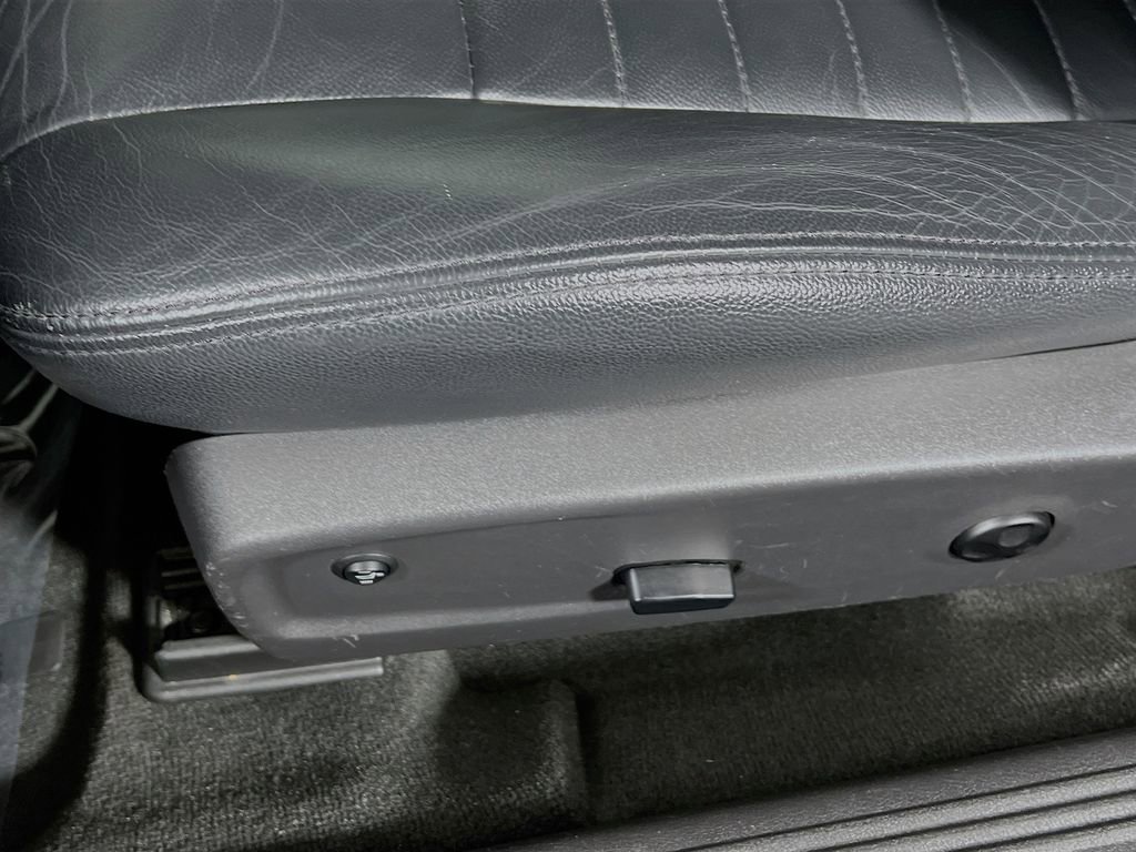 Used 2013 Dodge Challenger SXT image 17