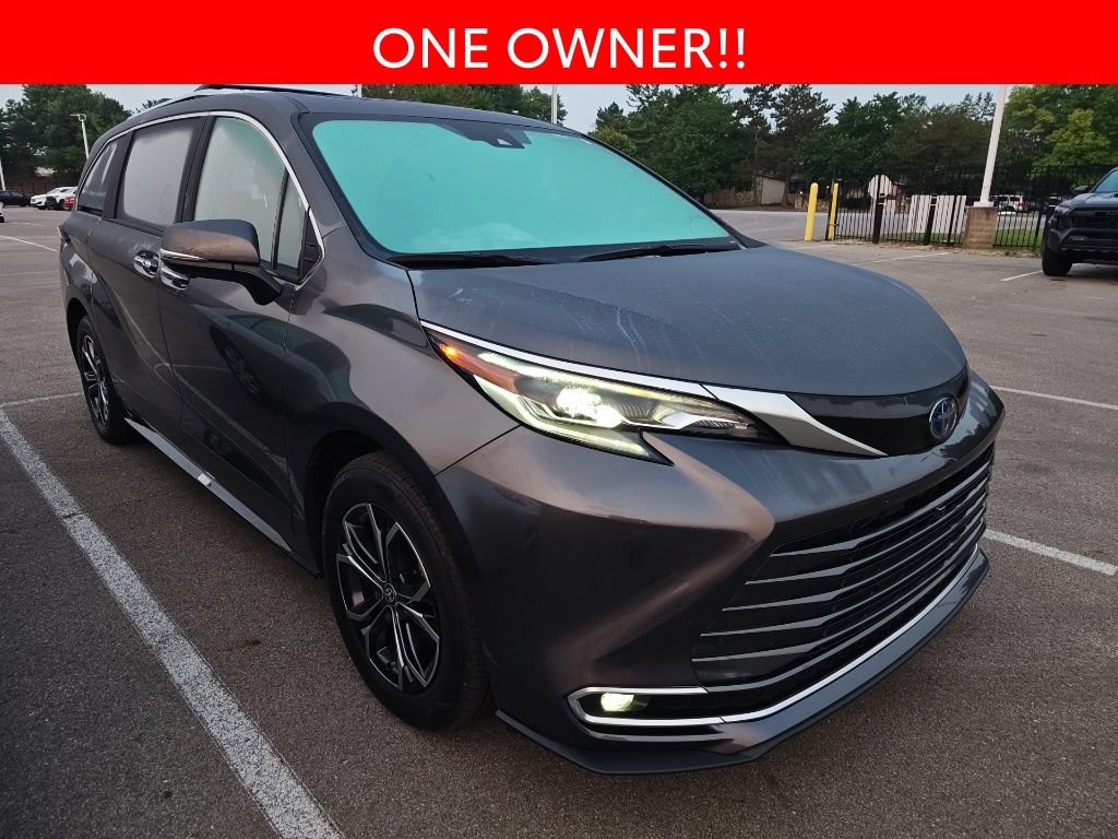 Used 2025 Toyota Sienna Platinum AWD/4WD image 3
