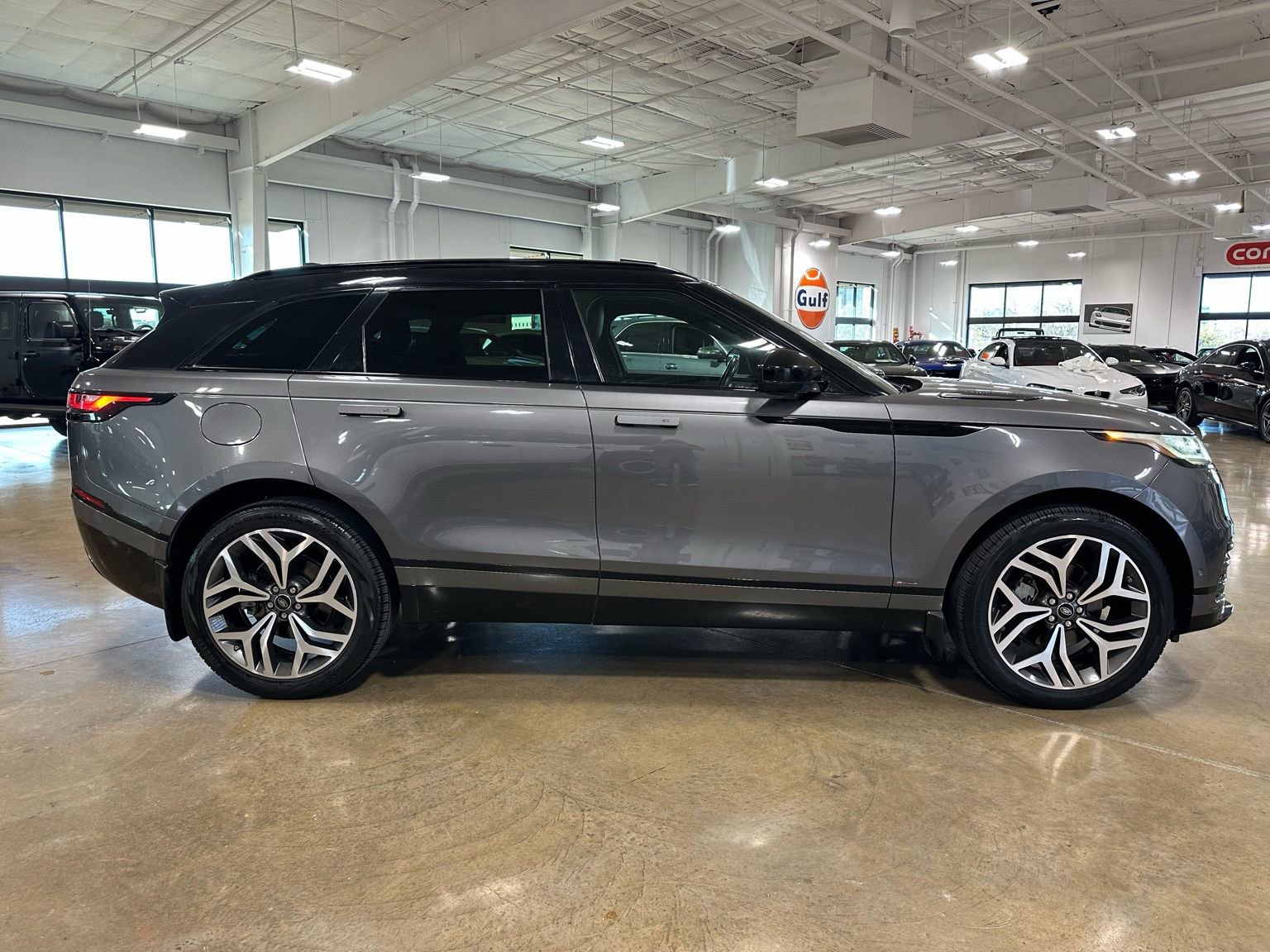 Used 2019 Land Rover Range Rover Velar R-Dynamic SE image 9