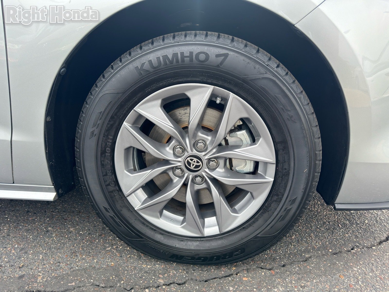 Used 2024 Toyota Sienna XLE image 10