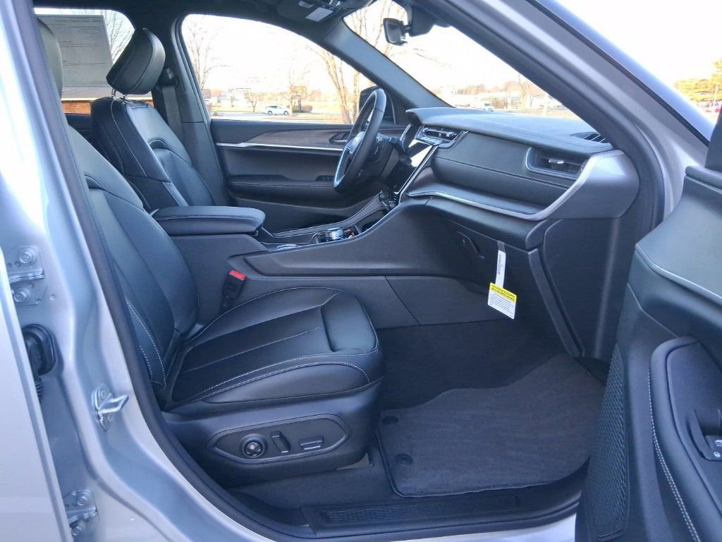 New 2025 Jeep Grand Cherokee L Limited w/ Trailer Tow Package image 25