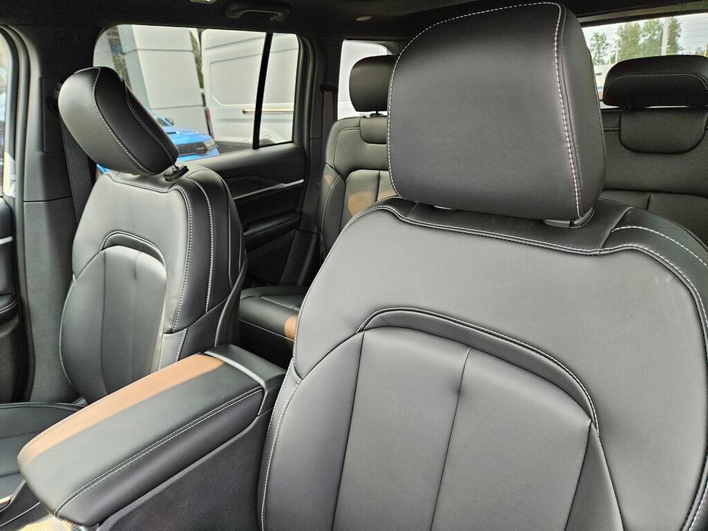 New 2026 Jeep Grand Cherokee Limited w/ Limited Altitude Package AWD/4WD image 17
