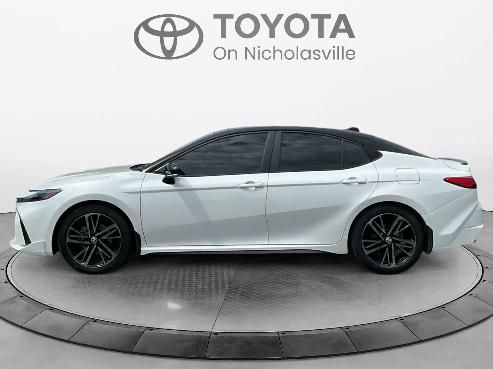 Used 2025 Toyota Camry Hybrid AWD/4WD image 2