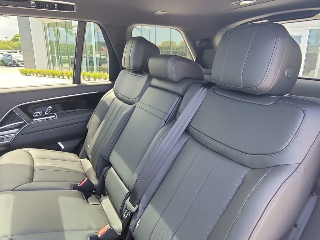 New 2026 Land Rover Range Rover Long Wheelbase SE AWD/4WD image 15