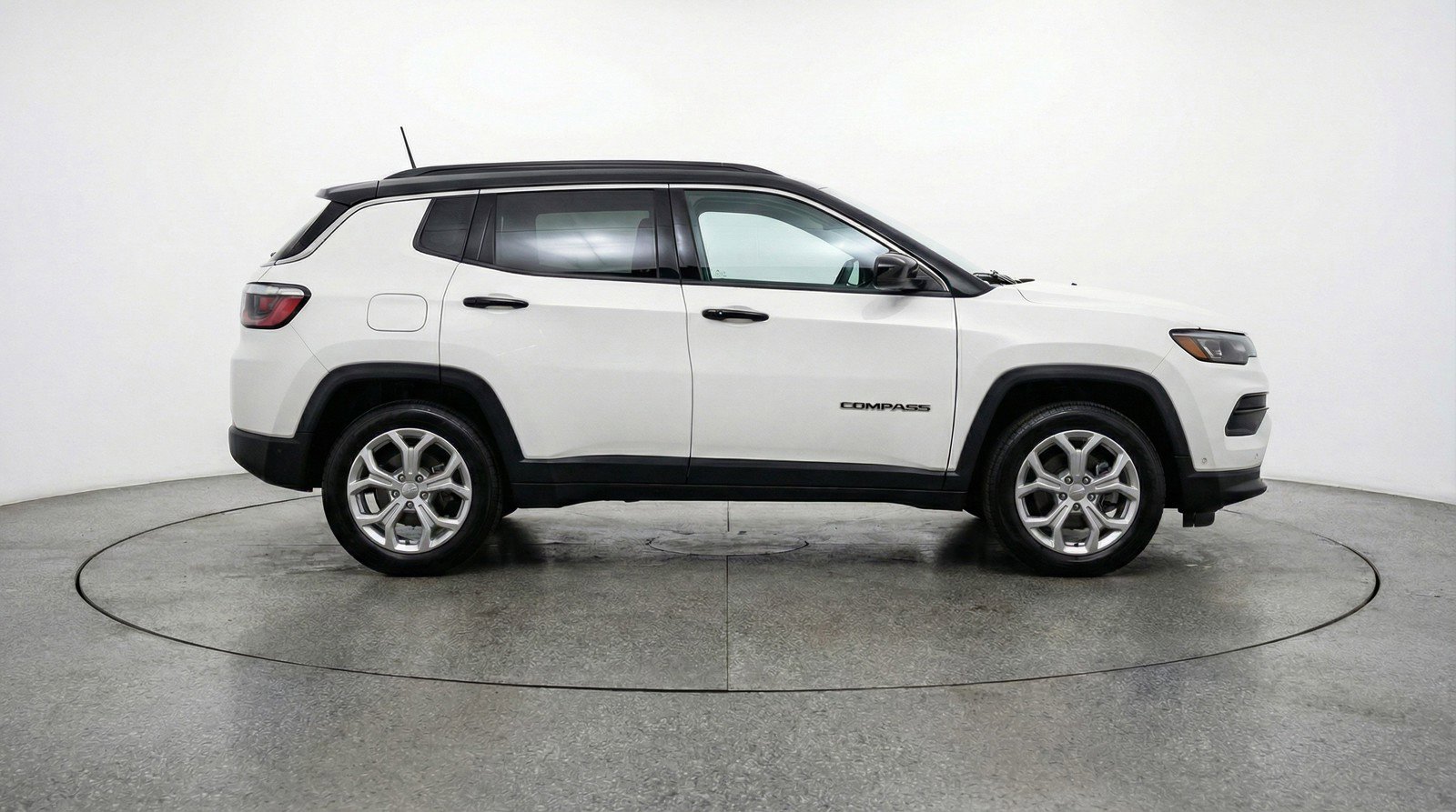 Used 2025 Jeep Compass Latitude image 11