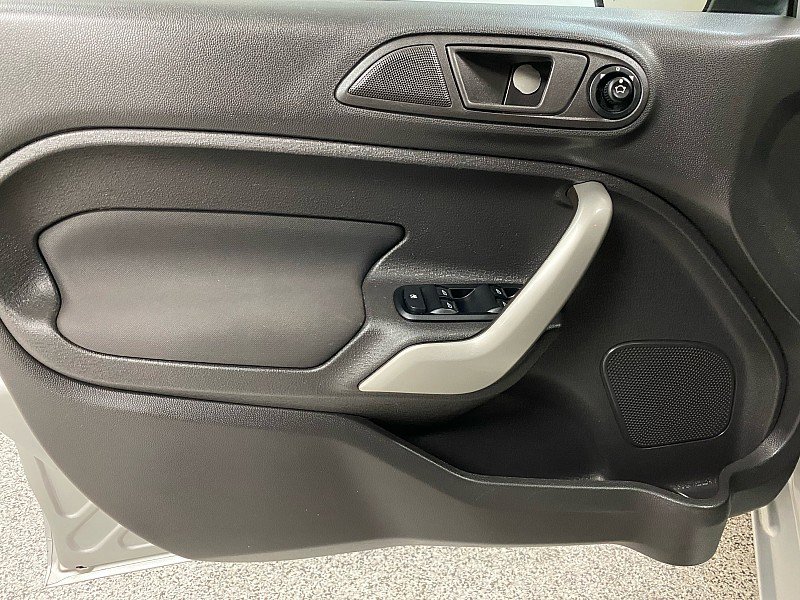Used 2013 Ford Fiesta SE image 9
