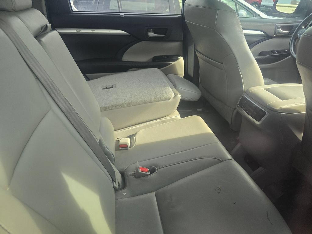 Used 2014 Toyota Highlander XLE FWD image 13