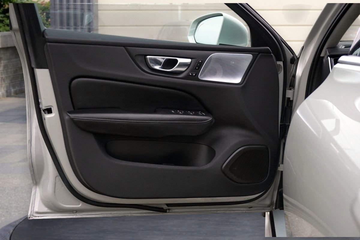 Used 2022 Volvo S60 T8 Inscription image 14