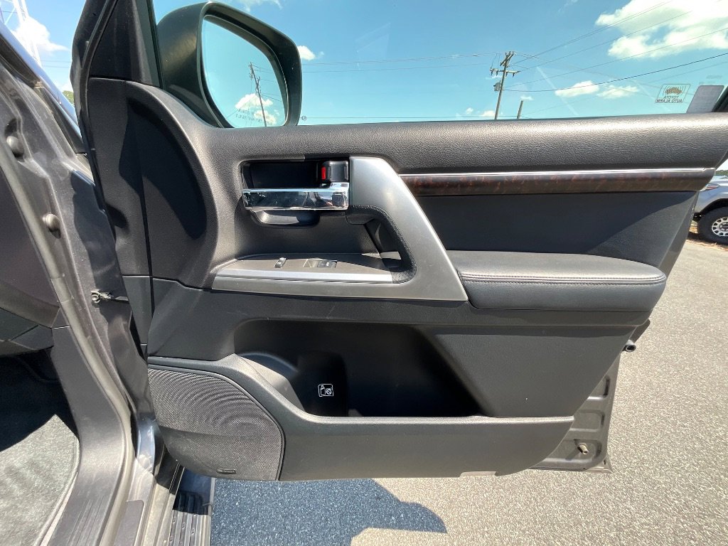 Used 2013 Toyota Land Cruiser image 32