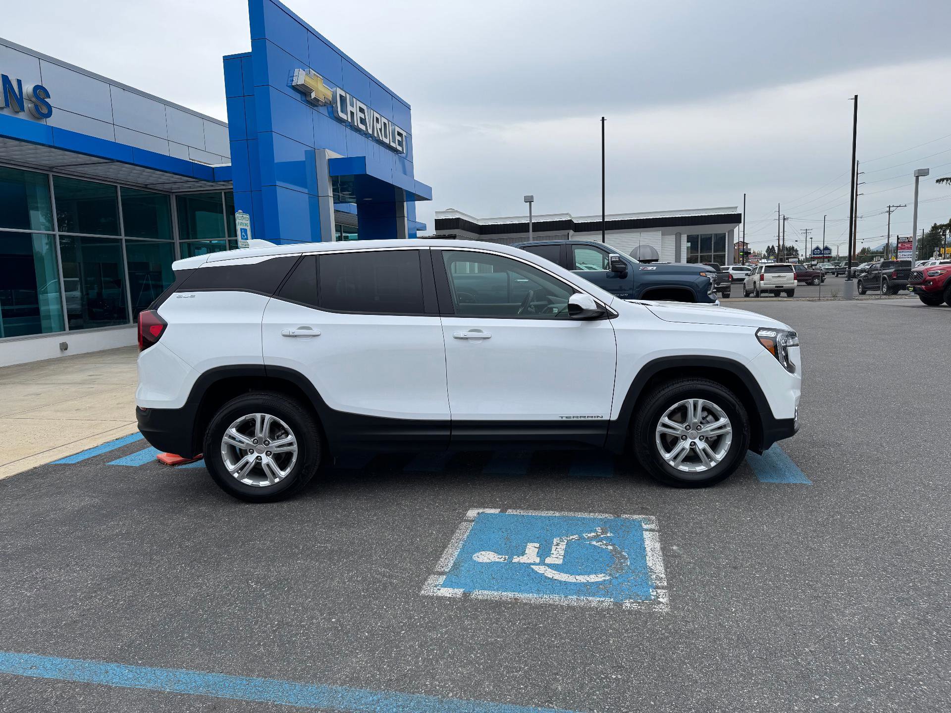 Used 2024 GMC Terrain SLE image 8