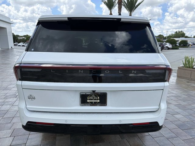New 2026 Lincoln Navigator Reserve w/ Jet Appearance Package AWD/4WD image 3