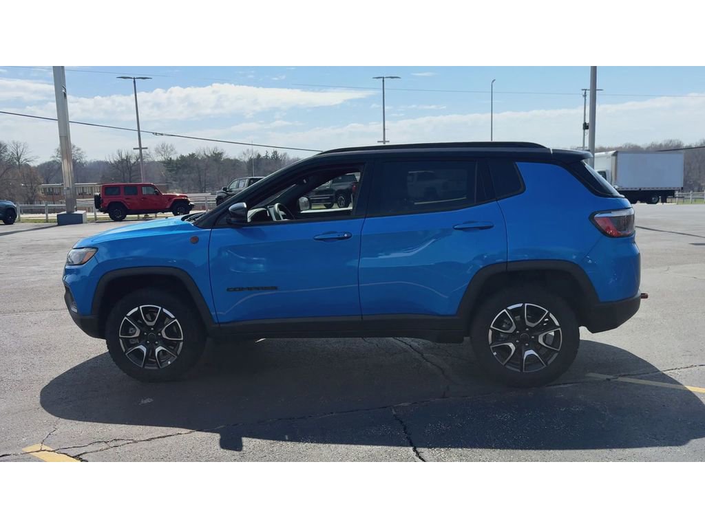 Used 2025 Jeep Compass Trailhawk image 5