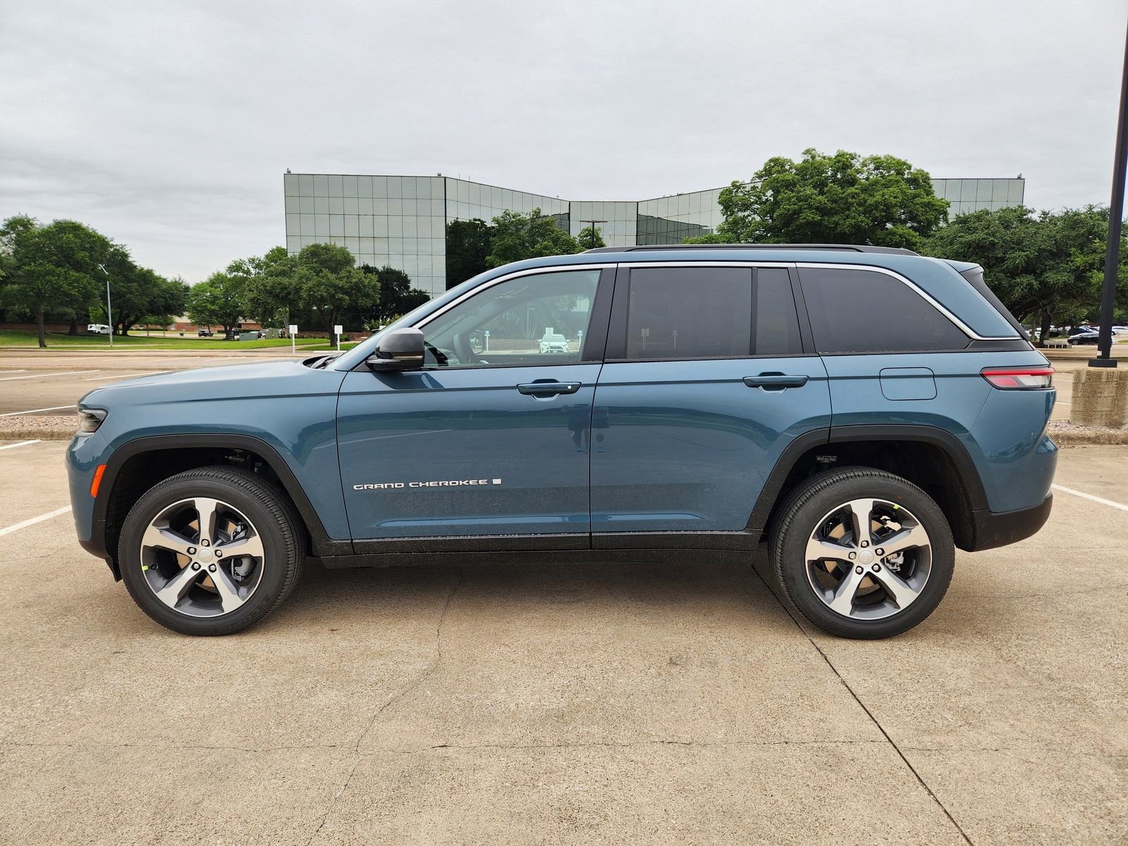 New 2026 Jeep Grand Cherokee Limited RWD image 3