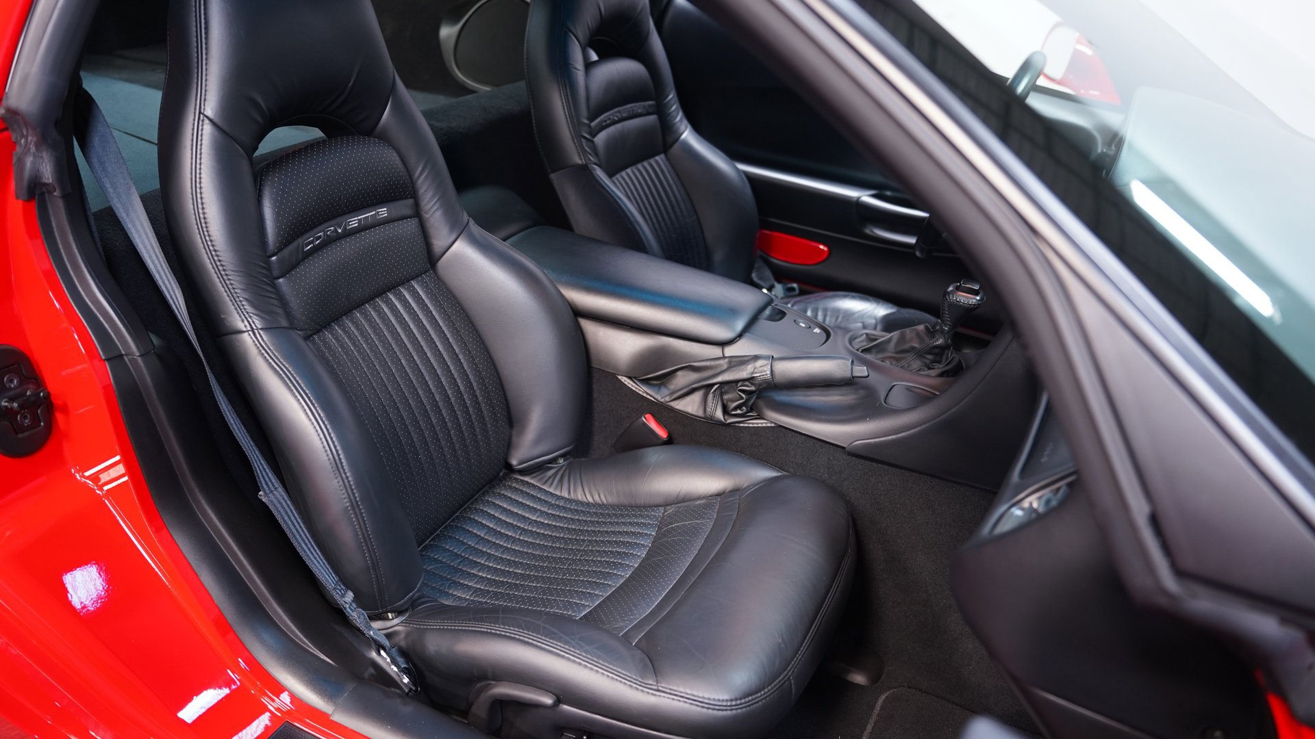 Used 2000 Chevrolet Corvette Coupe w/ Memory Pkg image 39