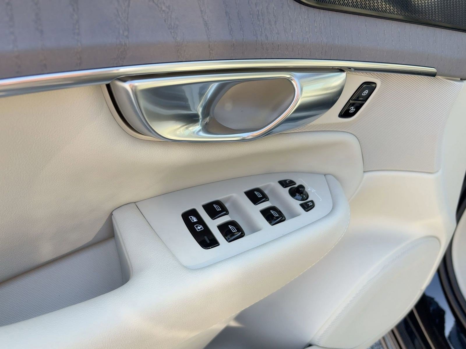 New 2026 Volvo XC90 B6 Ultra w/ Protection Package image 13