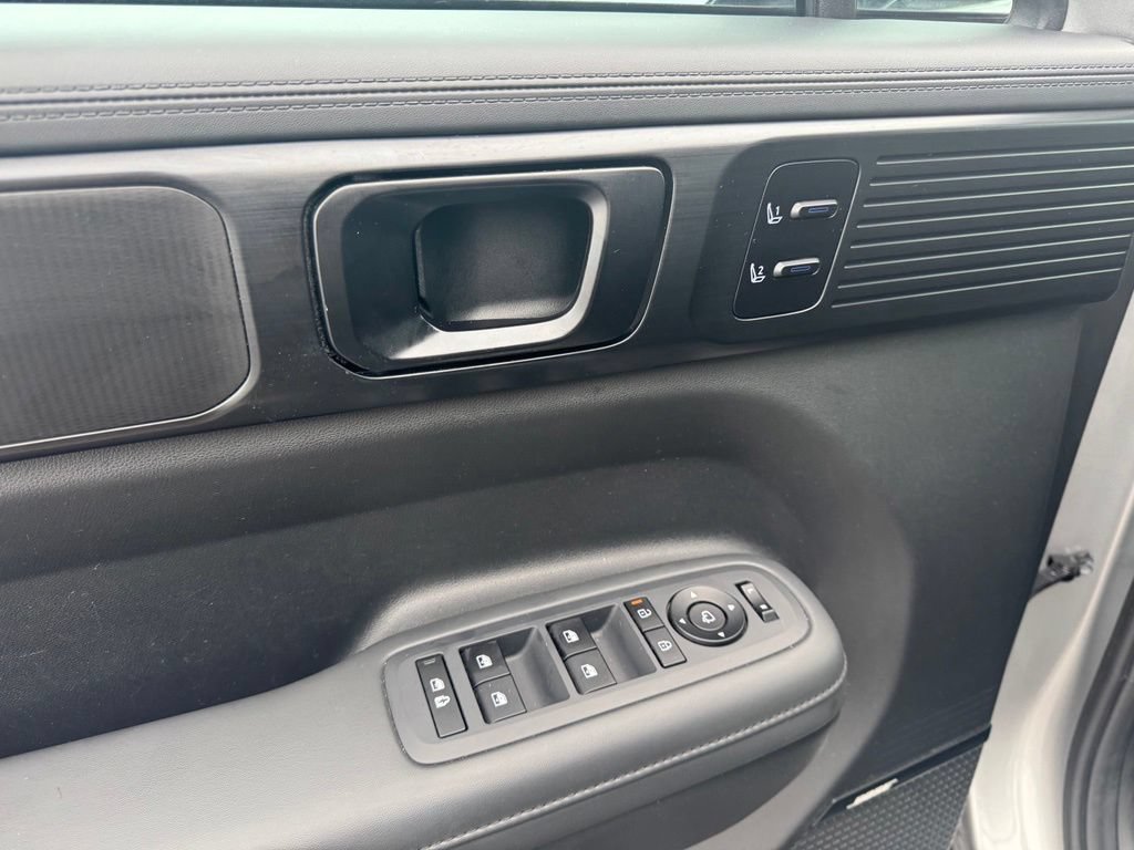 Used 2025 Hyundai Santa Fe Calligraphy AWD/4WD image 3