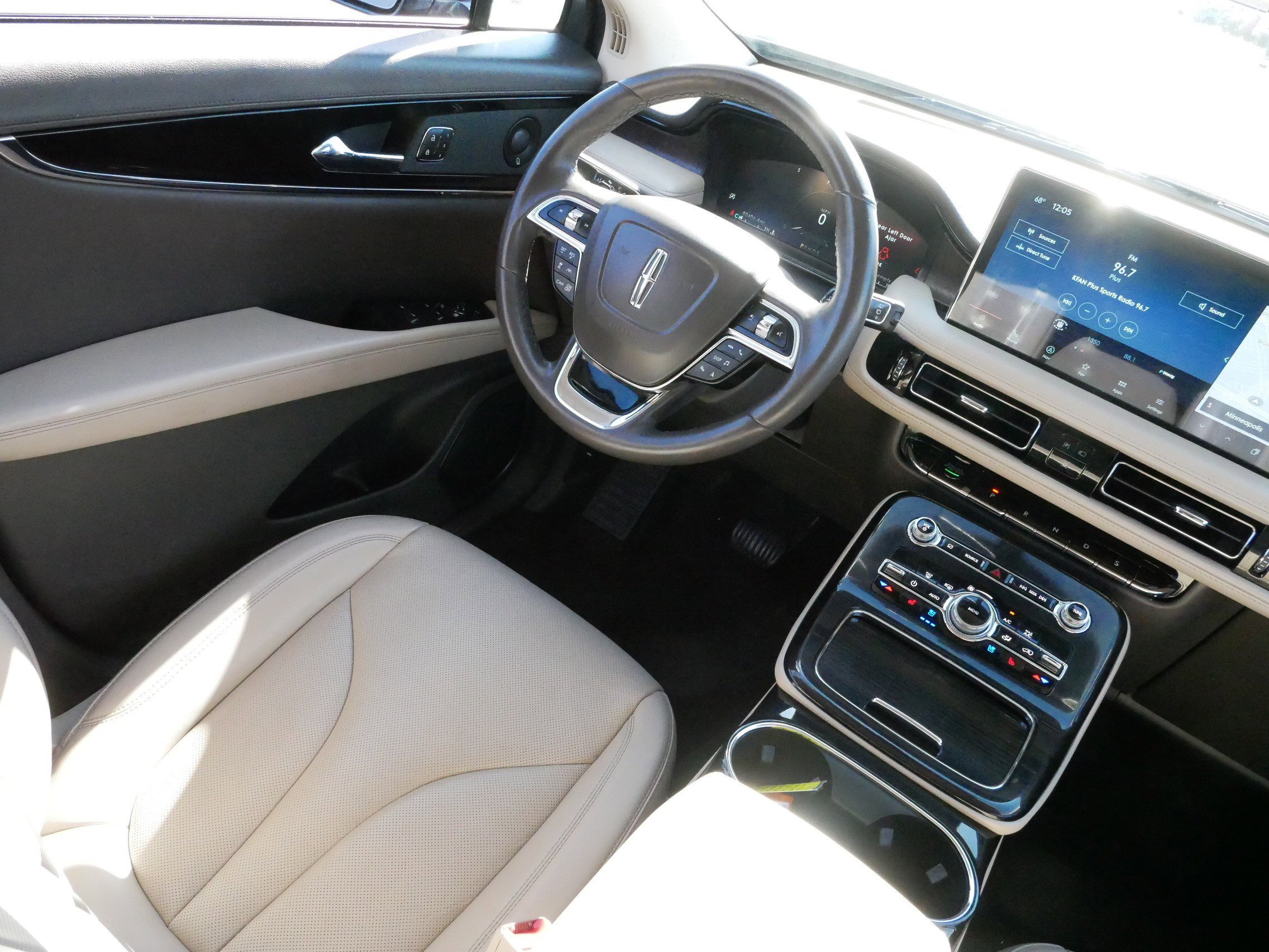 Used 2022 Lincoln Nautilus Reserve image 9