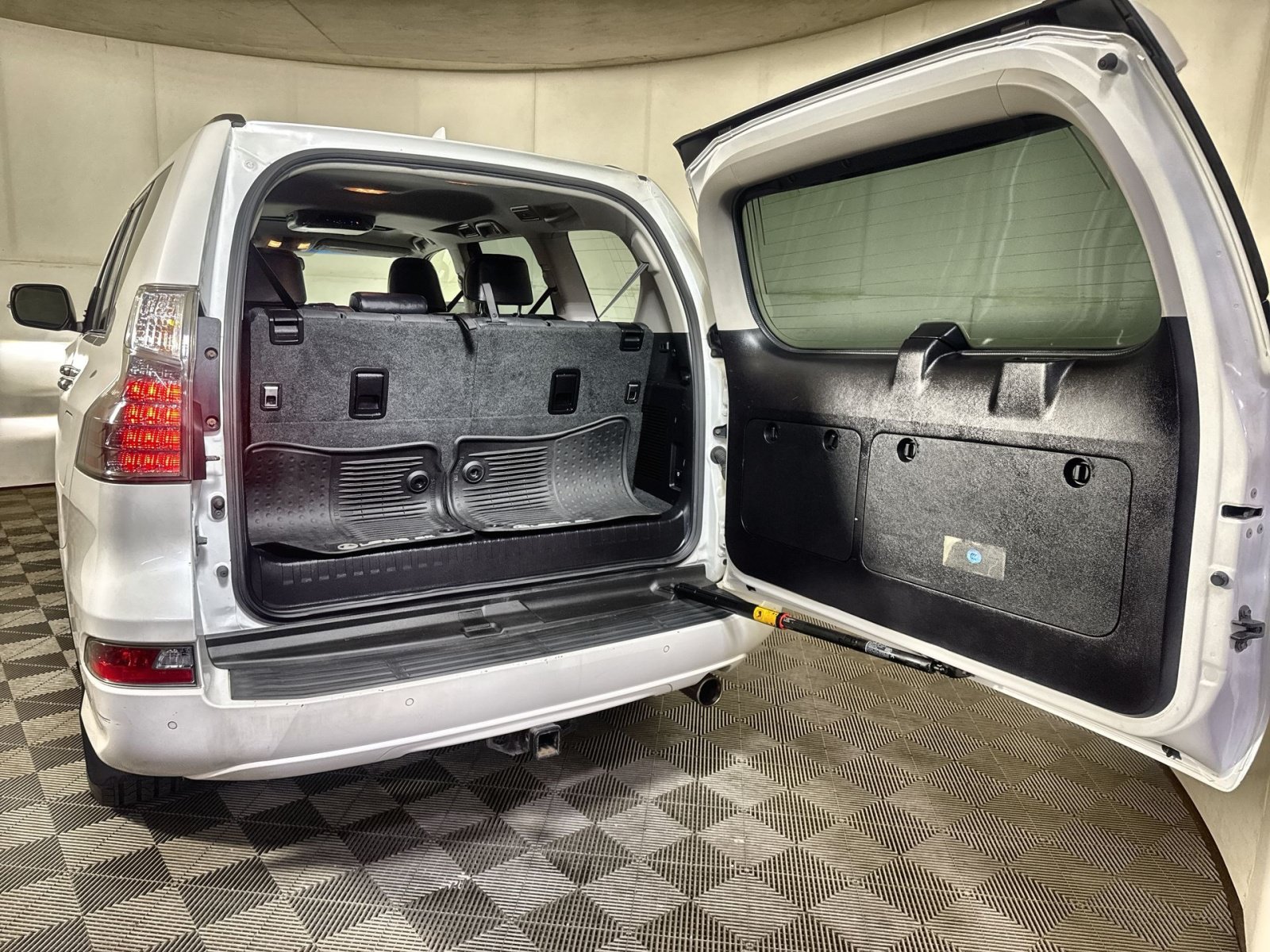 Used 2016 Lexus GX 460 w/ Premium Package AWD/4WD image 25