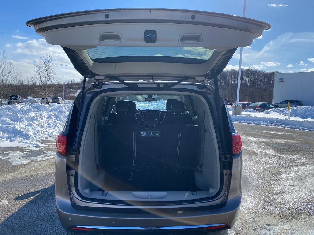 Used 2017 Chrysler Pacifica Touring-L image 15