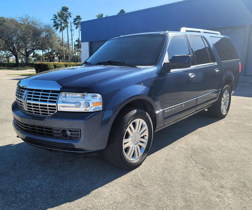 Used 2014 Lincoln Navigator L 2WD image 1