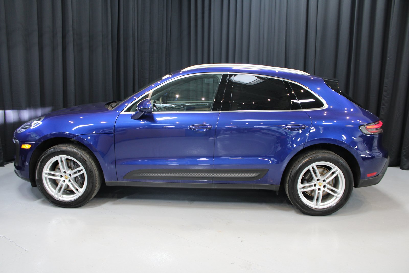 Certified 2025 Porsche Macan image 2