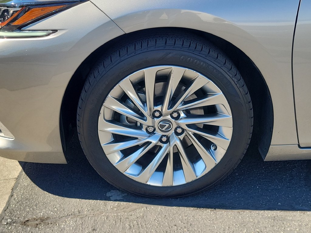 Used 2020 Lexus ES 300h w/ Accessory Package 2 FWD image 8