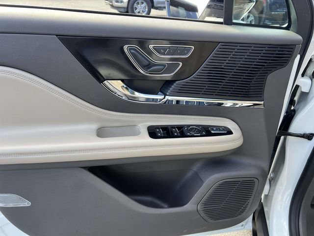 Used 2022 Lincoln Corsair AWD w/ Premium Package image 18