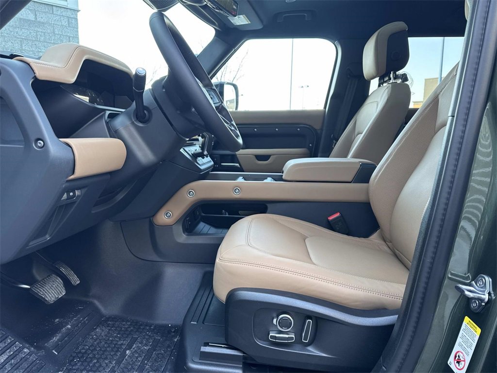 New 2026 Land Rover Defender 130 X-Dynamic SE image 18
