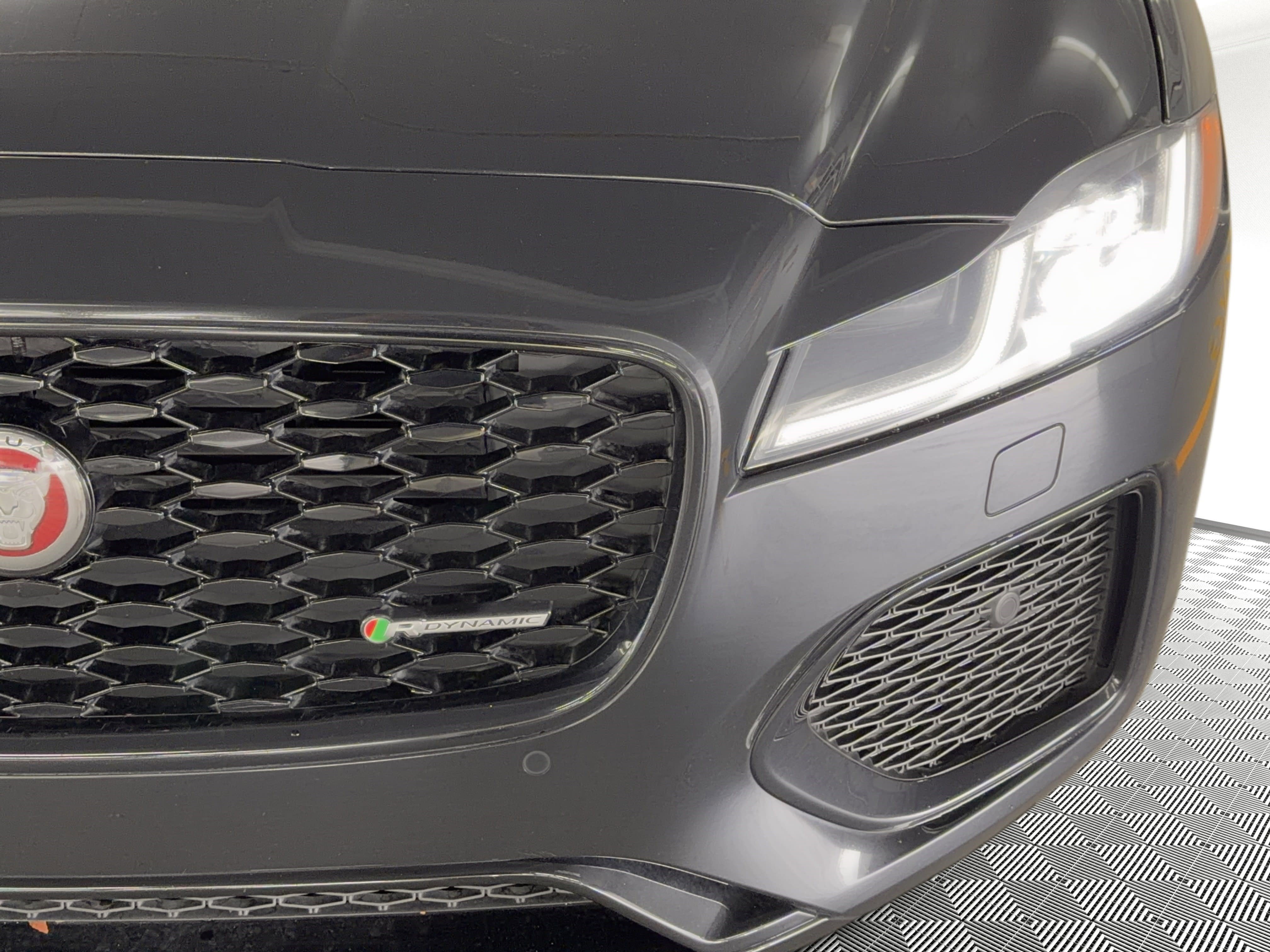 Used 2022 Jaguar XF R-Dynamic SE image 11