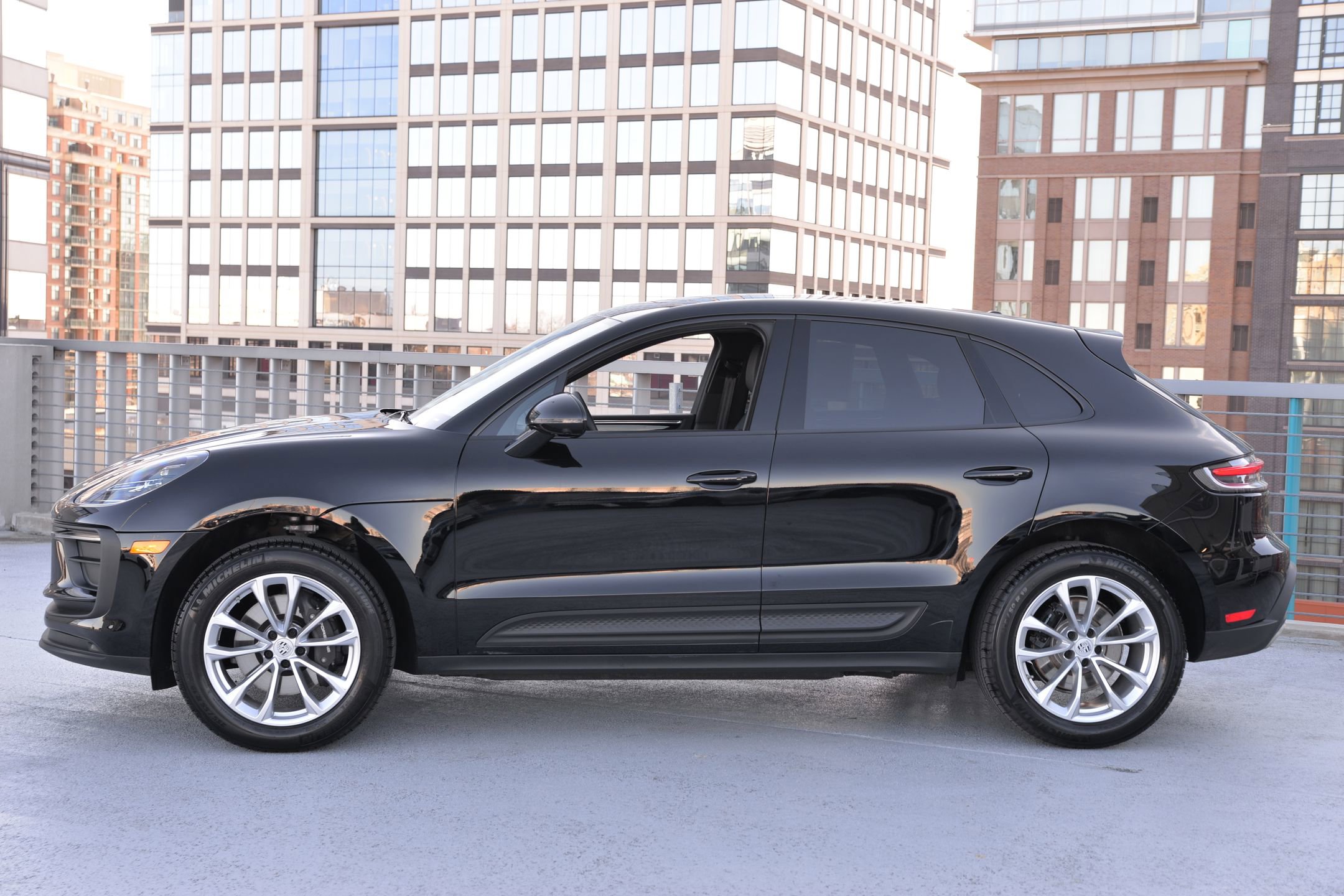 Certified 2025 Porsche Macan image 2