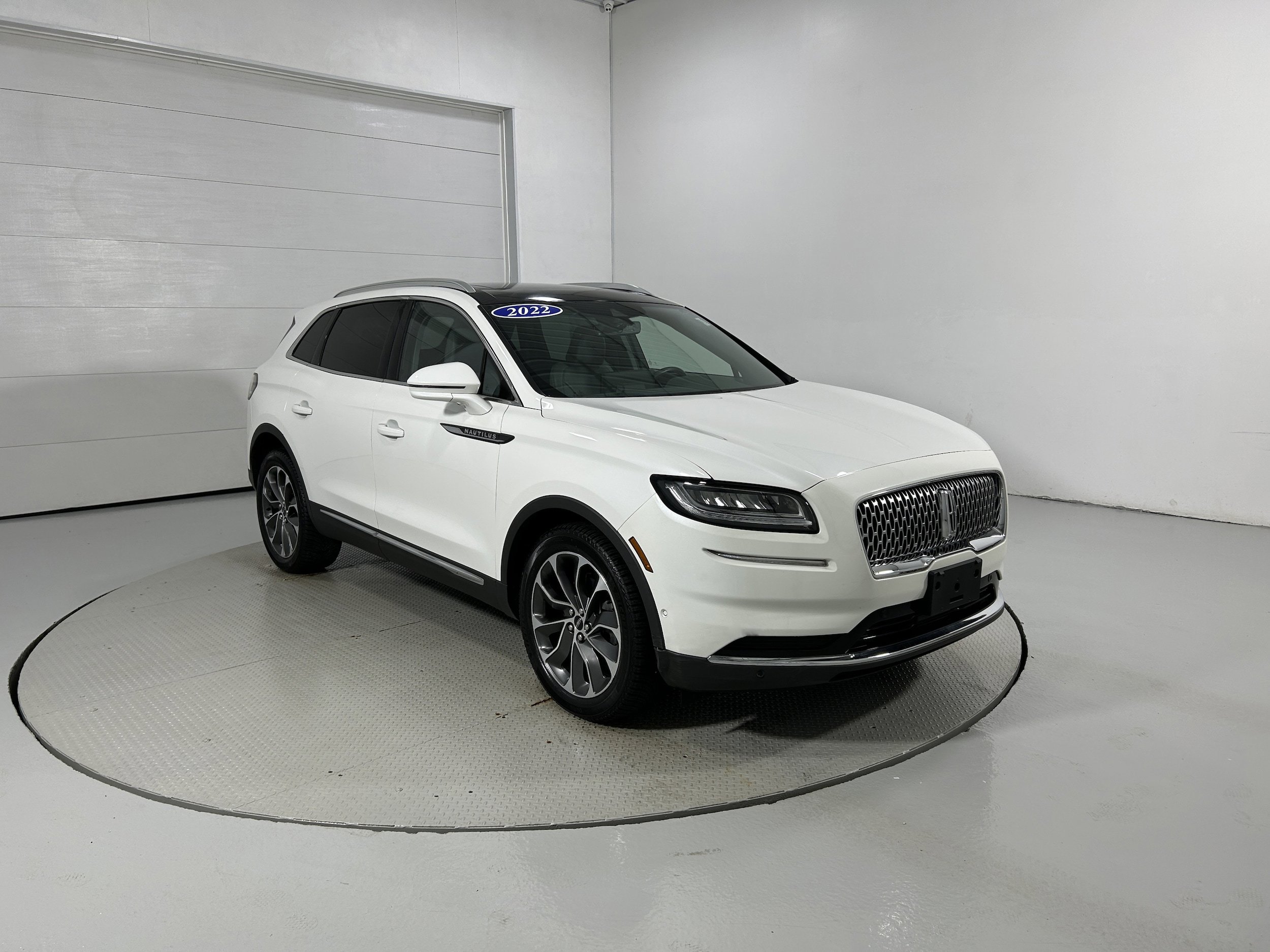 Used 2022 Lincoln Nautilus Reserve image 2