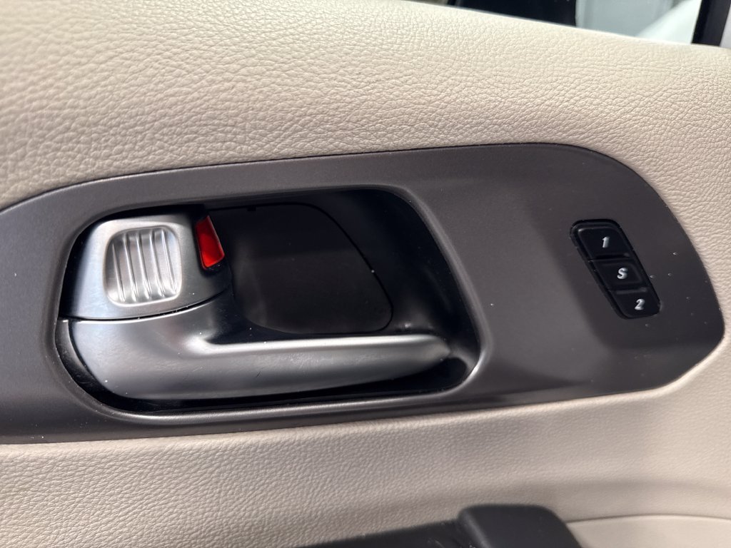 Used 2023 Chrysler Pacifica Touring-L FWD image 30