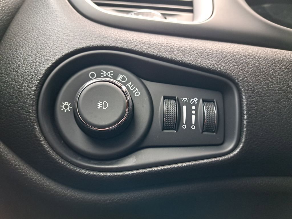 Used 2021 Jeep Renegade Latitude AWD/4WD image 25