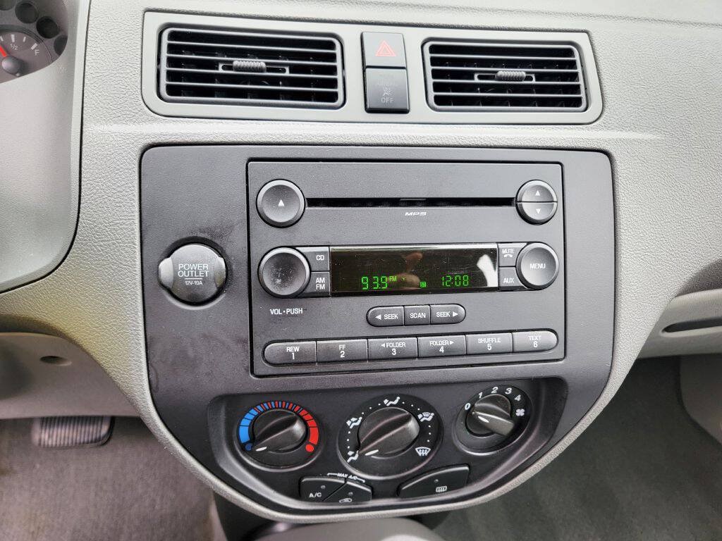 Used 2005 Ford Focus ZX4 Sedan FWD image 24
