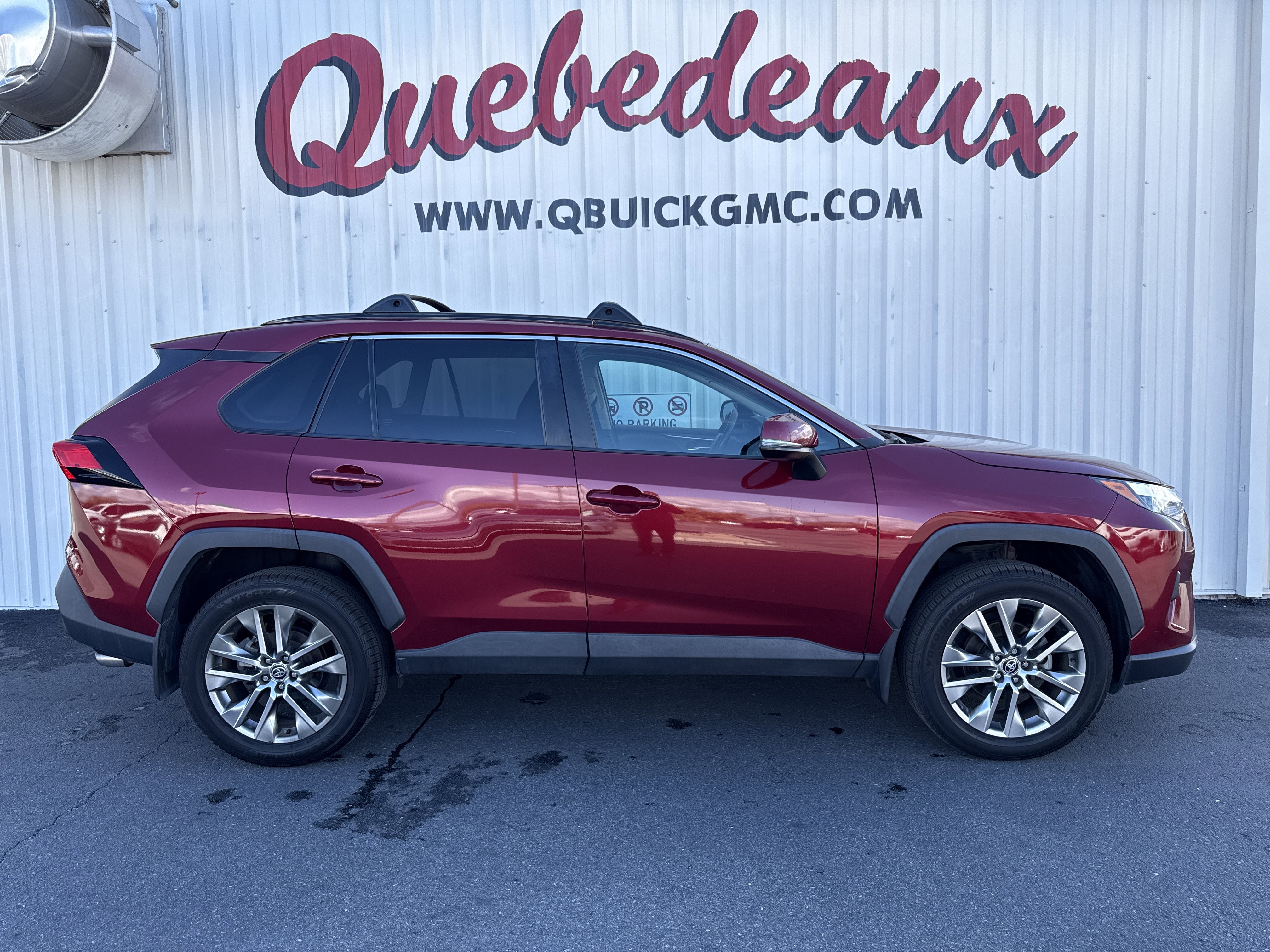 Used 2022 Toyota RAV4 XLE Premium image 27