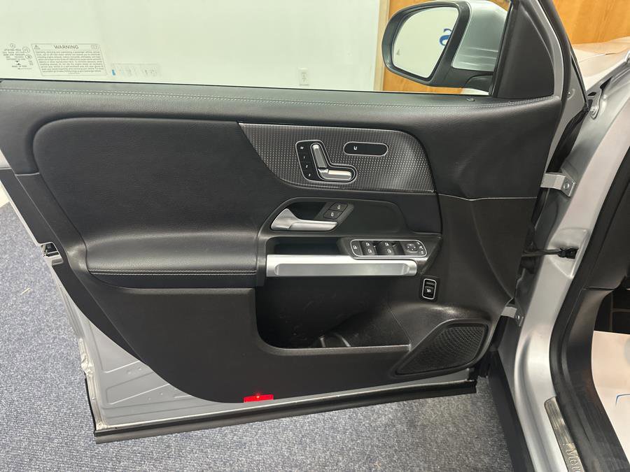 Used 2020 Mercedes-Benz GLB 250 4MATIC w/ Premium Package image 5