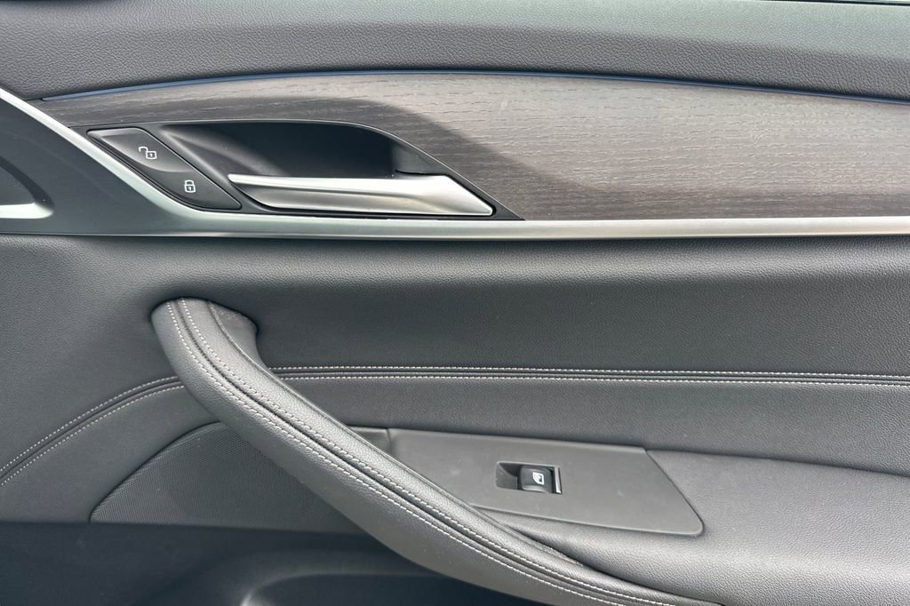 Used 2023 BMW 530e w/ M Sport Package image 18