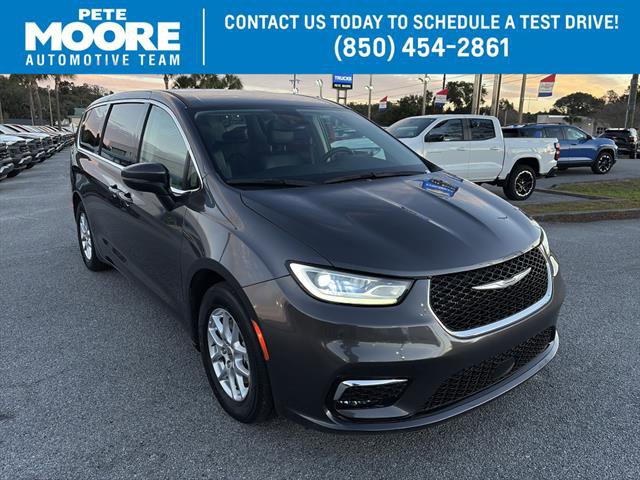 Used 2023 Chrysler Pacifica Touring-L image 1