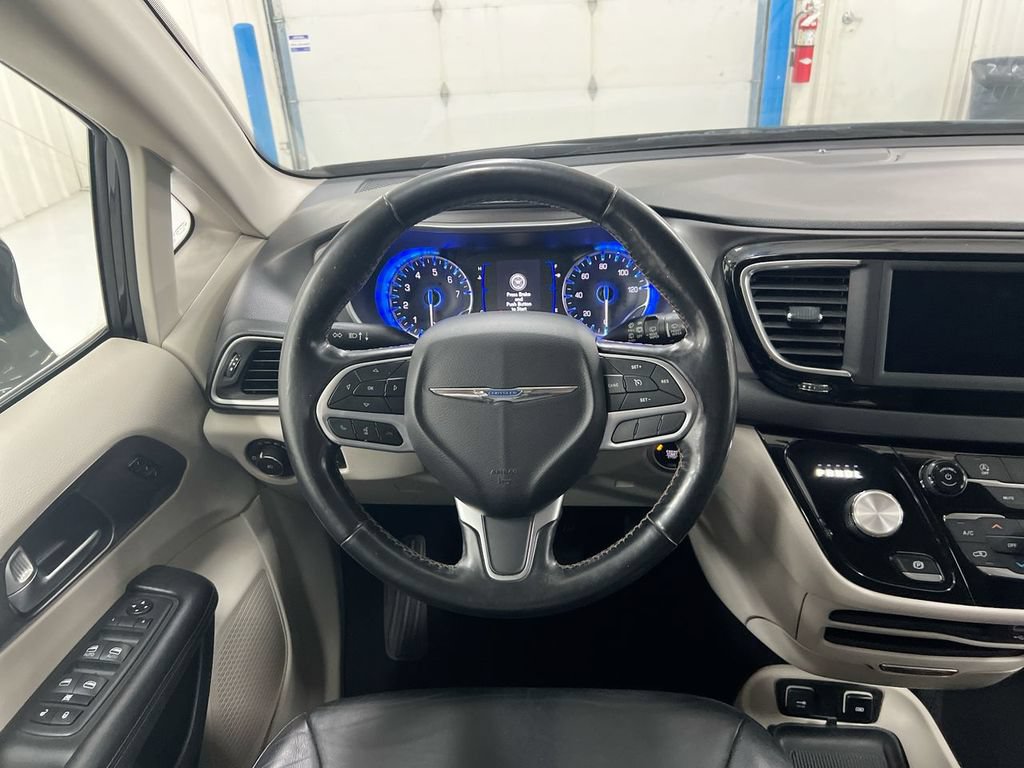 Used 2020 Chrysler Pacifica Touring-L FWD image 11