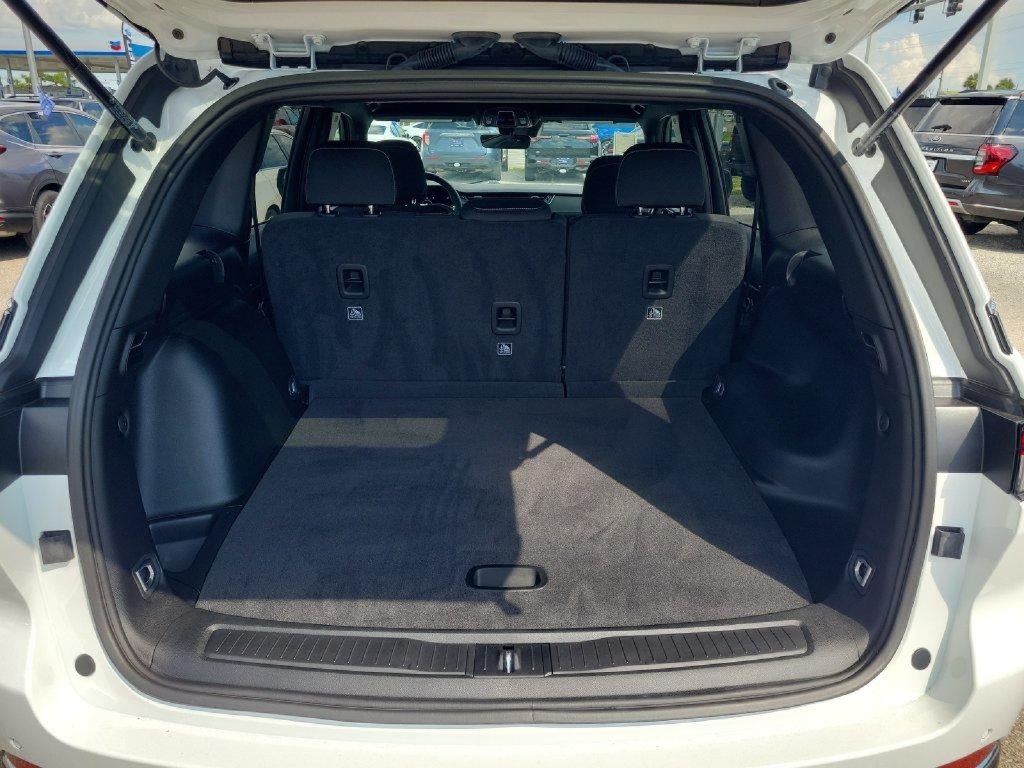 Used 2025 Jeep Grand Cherokee Laredo RWD image 10