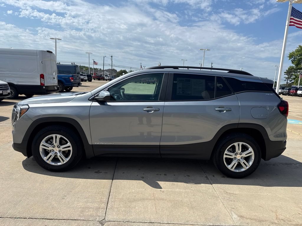 Used 2024 GMC Terrain SLE w/ Driver Convenience Package FWD image 3